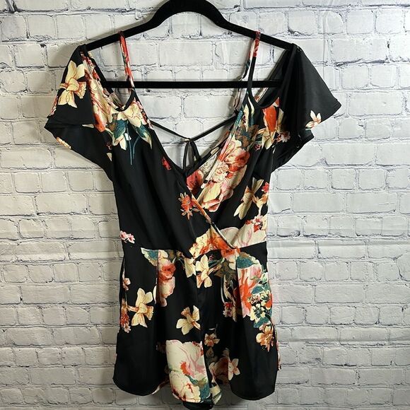 🌸 Band of Gypsies Floral Cold Shoulder Romper - Size XS 🌸 - Picture 2 of 4